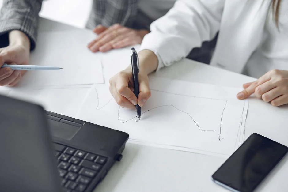 Detailní pohled na plánovač SEO strategie s barevnými lepicími lístky a tužkou na zápisníku.